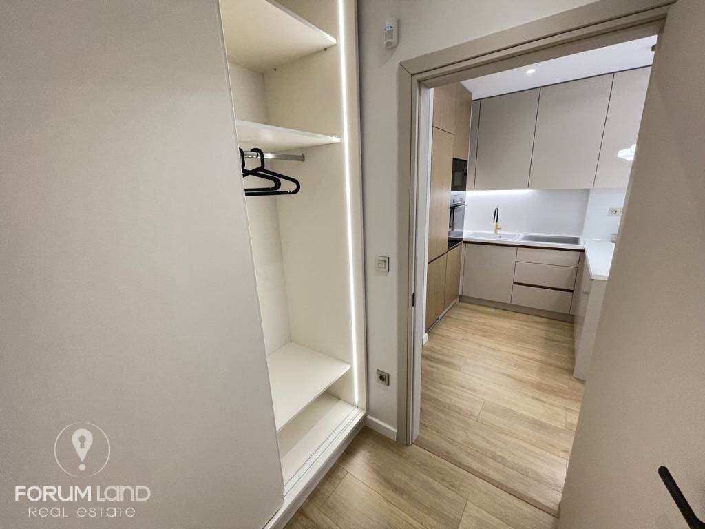 Forumland Real Estate, Ντουλάπα φωτιζόμενη