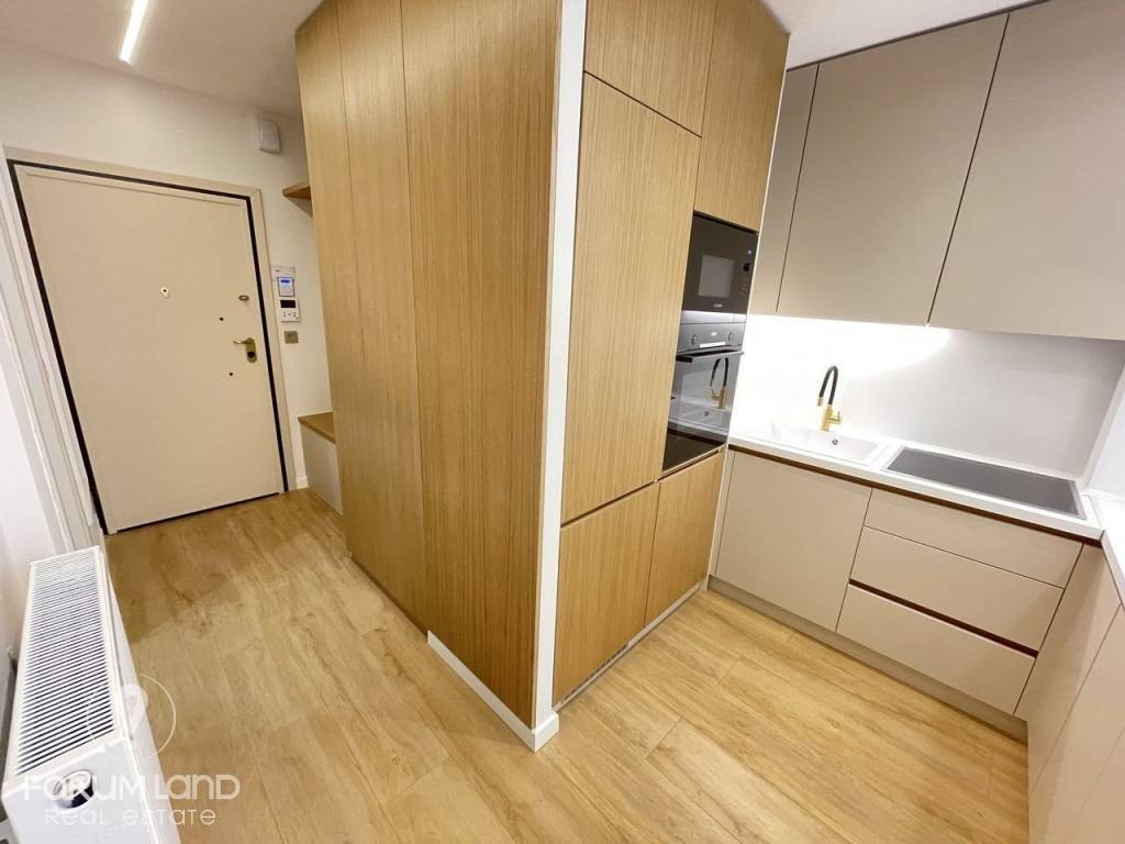 Forumland Real Estate, Είσοδος