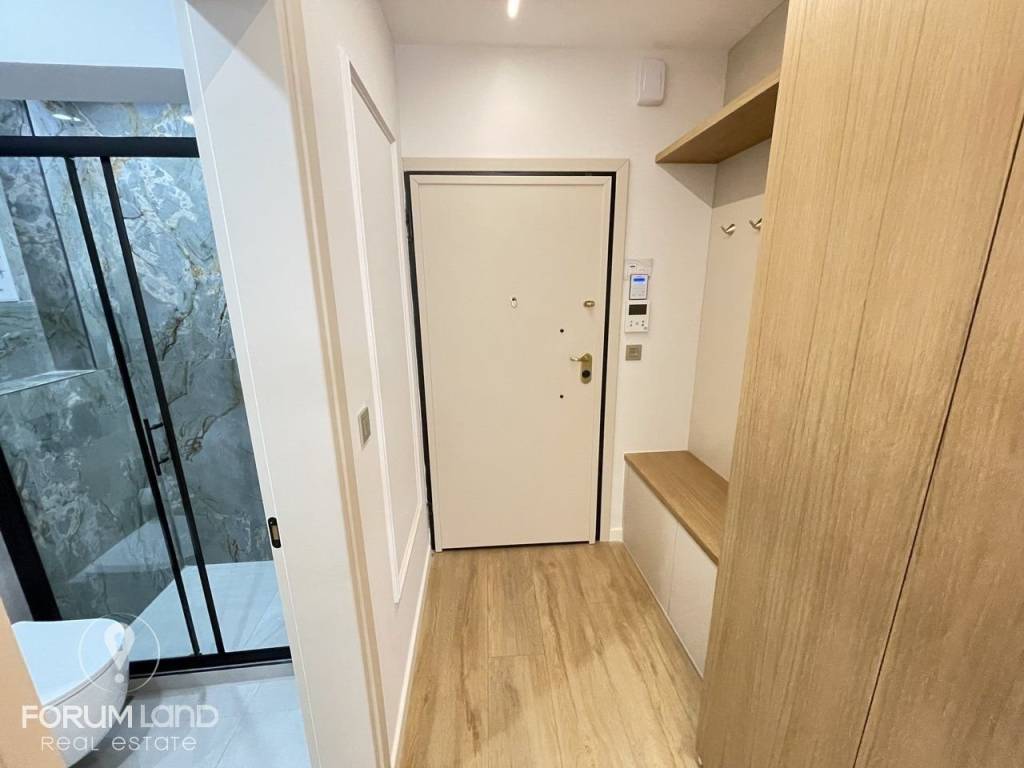 Forumland Real Estate, Είσοδος