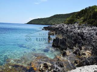 Το αγροτεμάχιο βρίσκετε πάνω στη θάλασσα