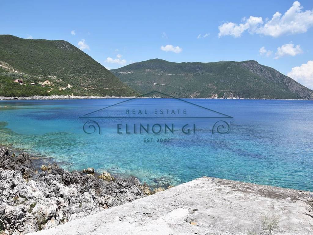 Το αγροτεμάχιο βρίσκετε πάνω στη θάλασσα