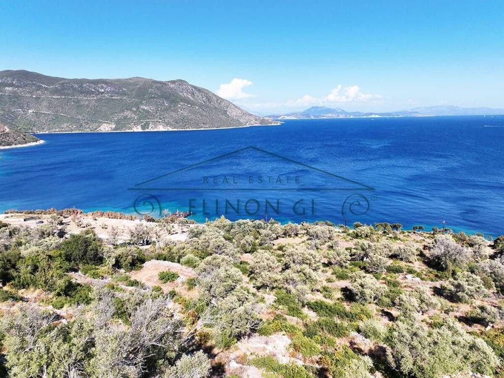 Το αγροτεμάχιο βρίσκετε πάνω στη θάλασσα