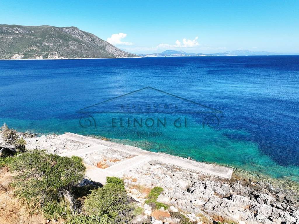 Το αγροτεμάχιο βρίσκετε πάνω στη θάλασσα