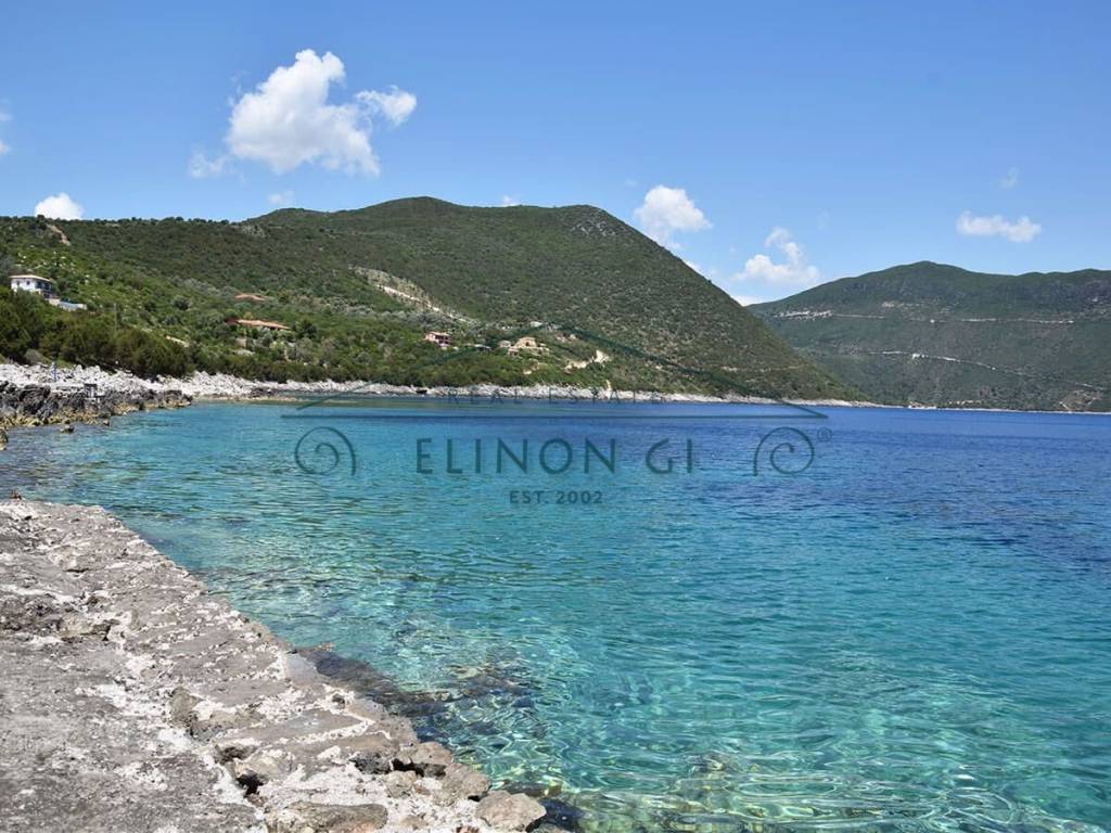 Το αγροτεμάχιο βρίσκετε πάνω στη θάλασσα