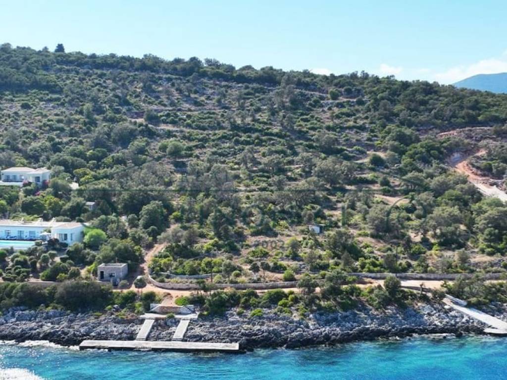 Το αγροτεμάχιο βρίσκετε πάνω στη θάλασσα