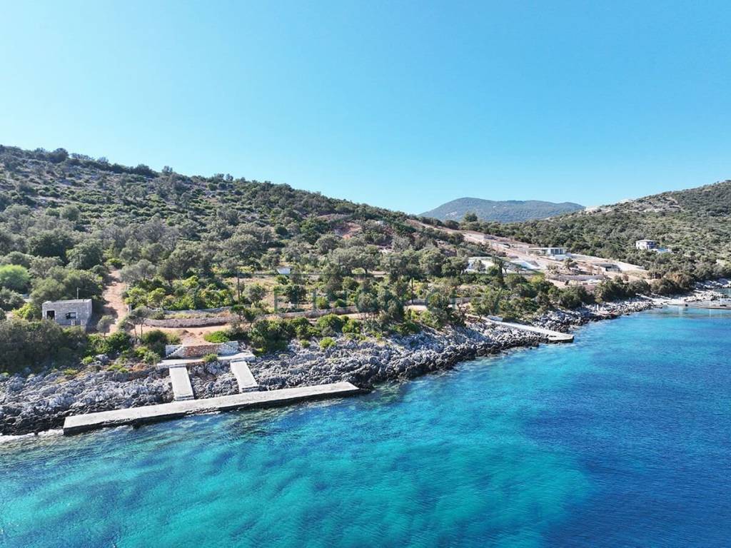 Το αγροτεμάχιο βρίσκετε πάνω στη θάλασσα