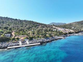 Το αγροτεμάχιο βρίσκετε πάνω στη θάλασσα