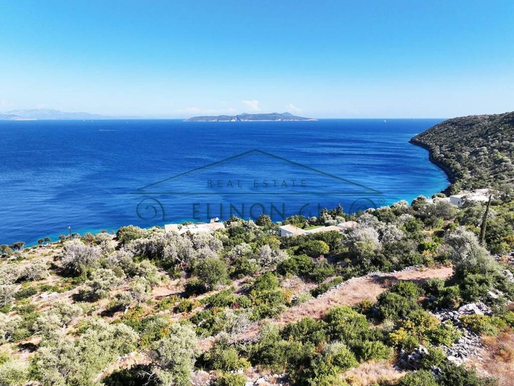 Το αγροτεμάχιο βρίσκετε πάνω στη θάλασσα