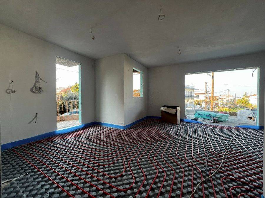 Apo ten eisodo, kathistiko kai koyzina aristera.