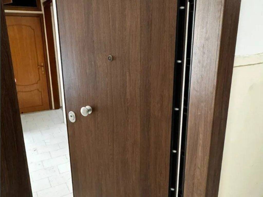 Forumland Real Estate, πόρτα ασφαλείας