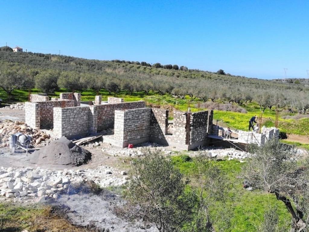 Zeste ten empeiria enos kretikoy chorioy.