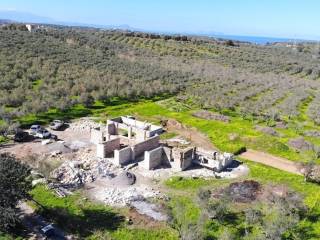 Molis 5 lepta apo ten paralia kai ten toyristike zone.