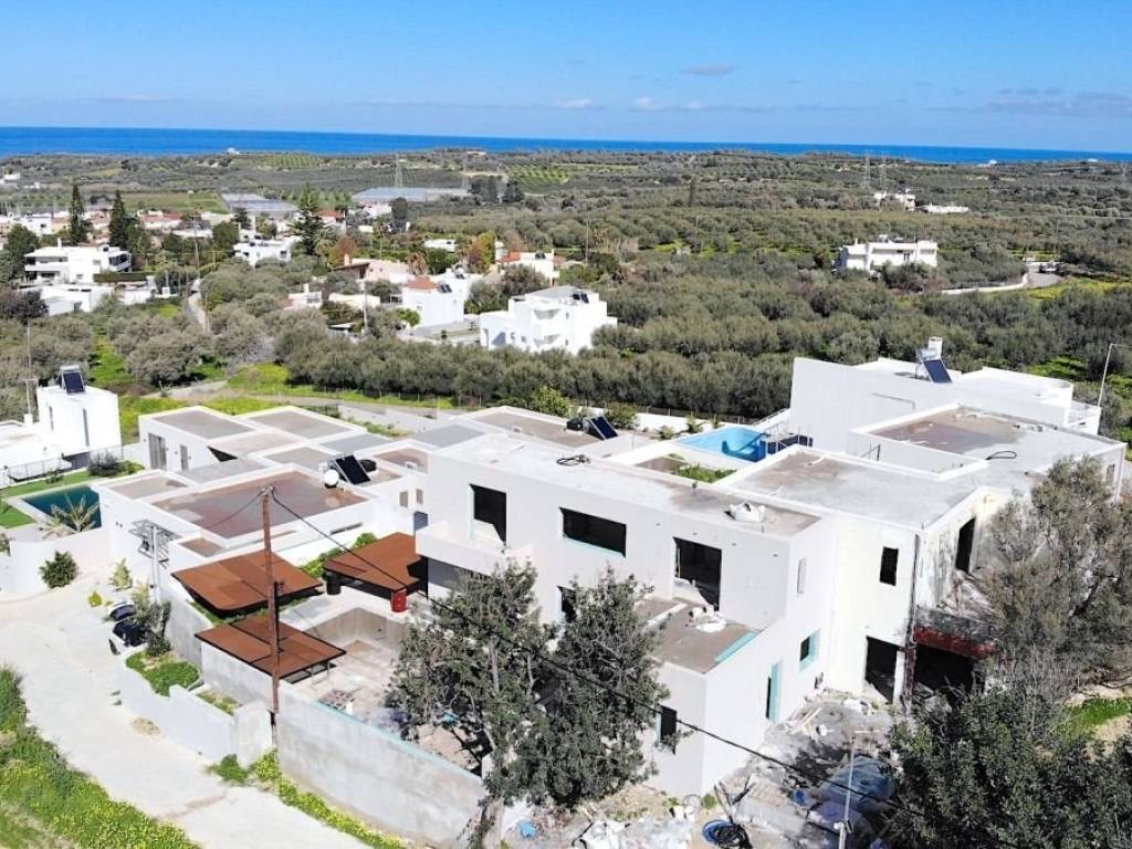 Liga lepta apo ten paralia toy Adelianoy Kampoy.