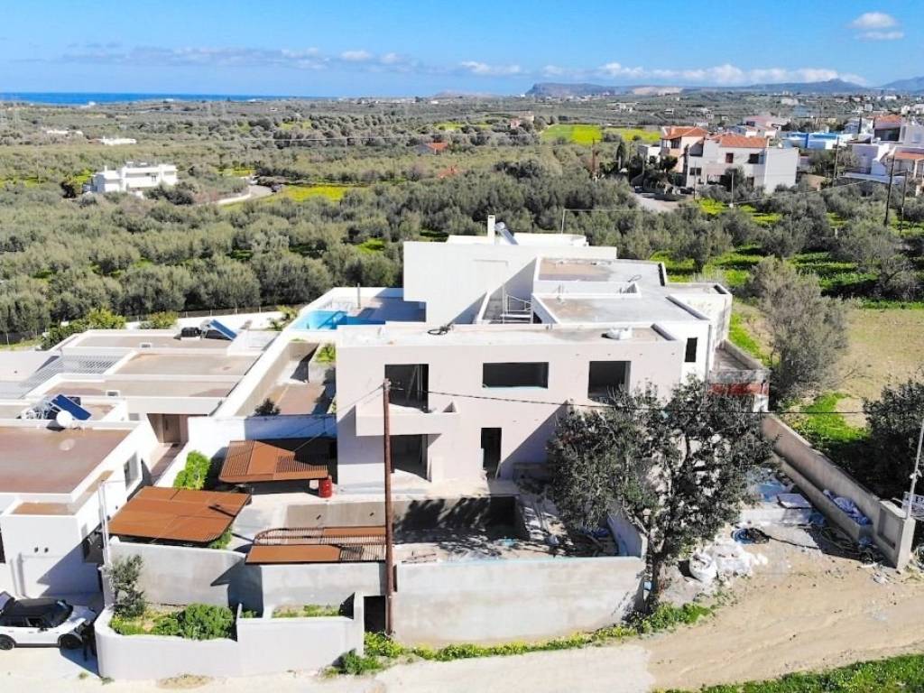 Idiotike eisodos kai periphragmeno oikopedo.