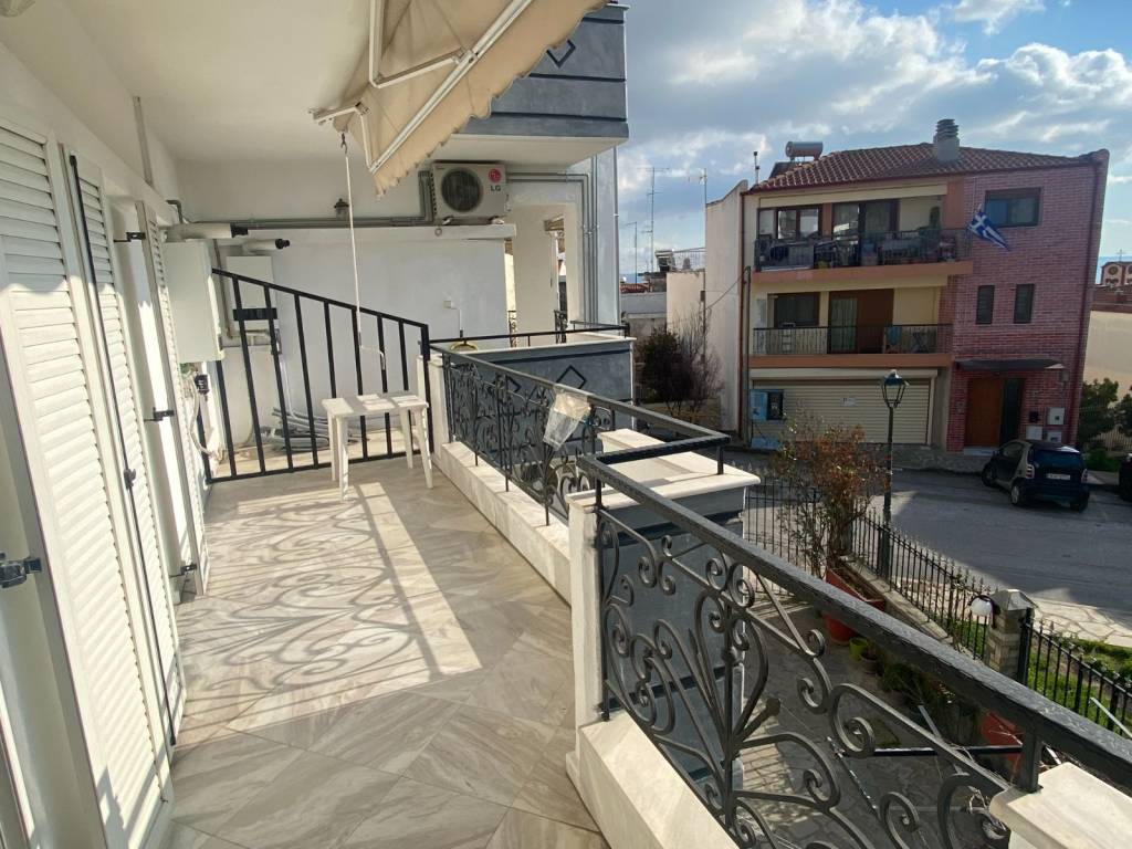 Μπαλκόνι σαλονοκουζίνας