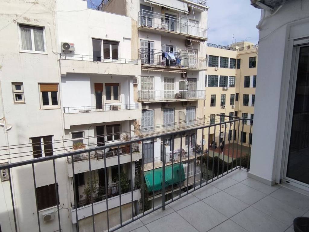 μπαλκόνι σε ακάλυπτο