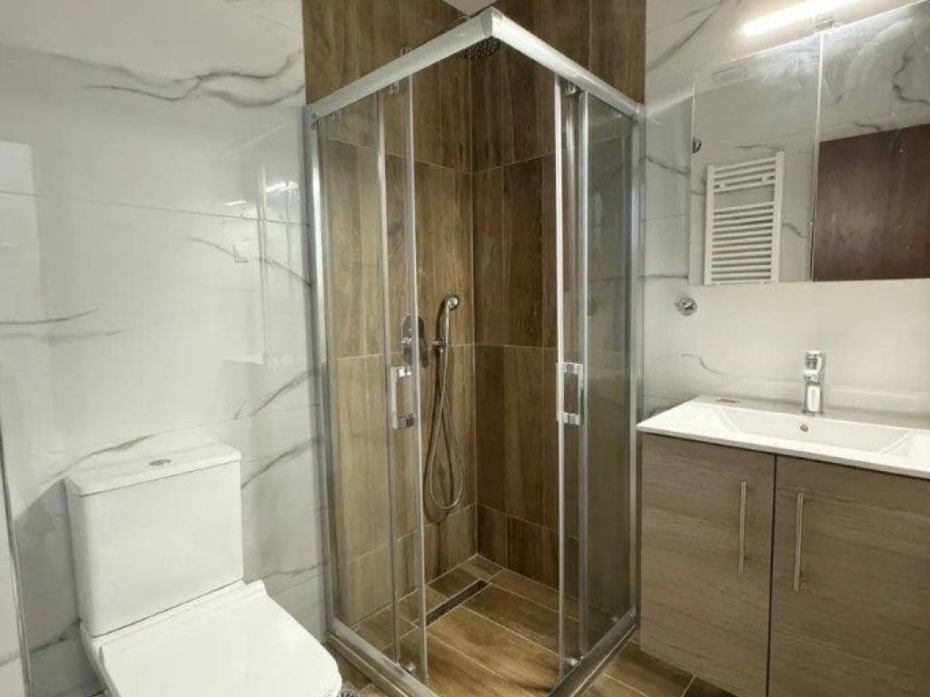 Forumland Real Estate, Μπάνιο