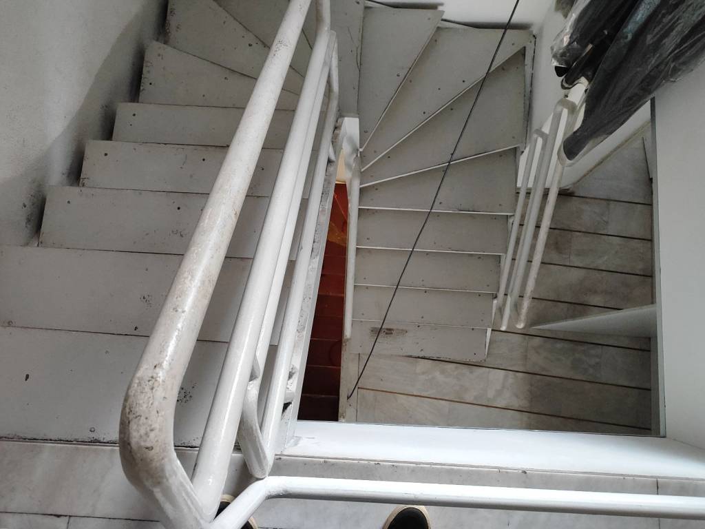 SKALES GIA TO YPOGEIO