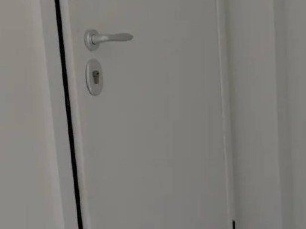 Forumland Real Estate, Θωρακισμένη πόρτα