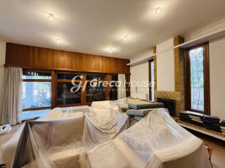 Mezoneta pros polese CHalandri Rizareios