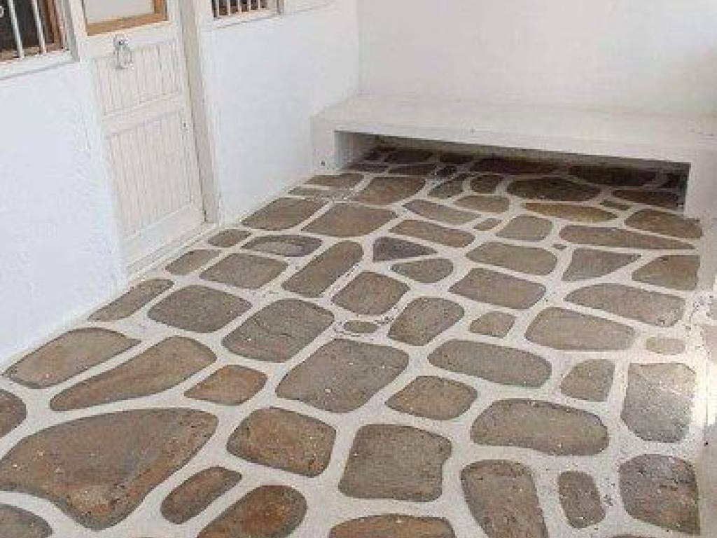 Forumland Real Estate, Είσοδος