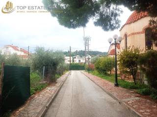 αριστερά του δρόμου το οικόπεδο απέναντι από Άγιο Μακάριο