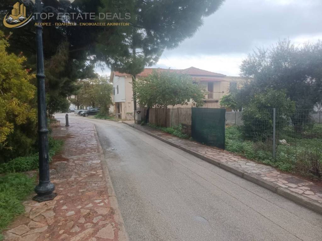 στα δεξιά του δρόμου το οικόπεδο