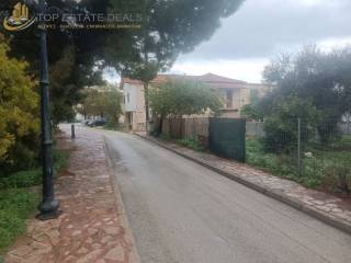 στα δεξιά του δρόμου το οικόπεδο