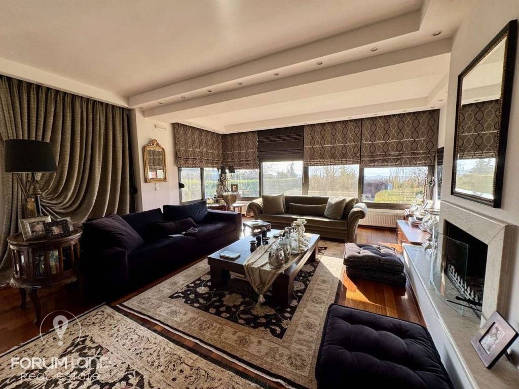 Forumland Real Estate, Living Room