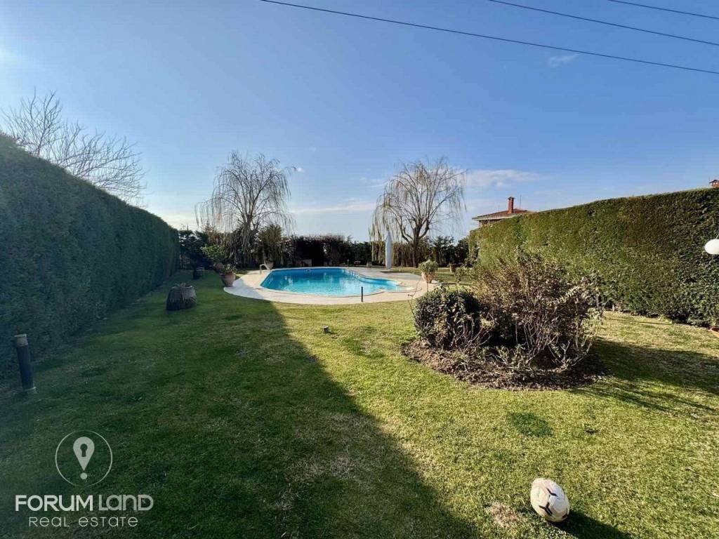 Forumland Real Estate, Garden with pool