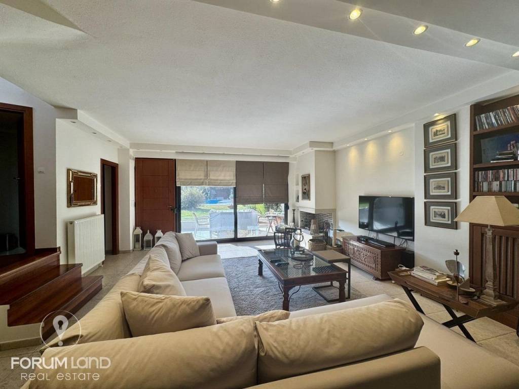 Forumland Real Estate, Living room