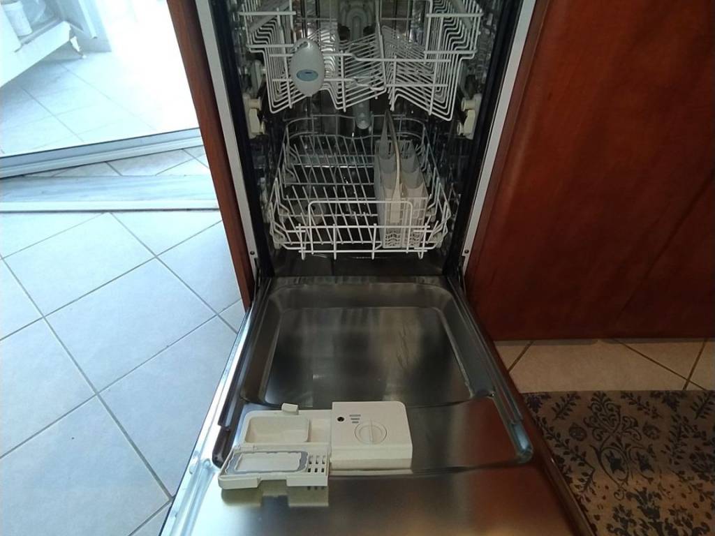 ANYPLACE MESITIKES YPERESIES