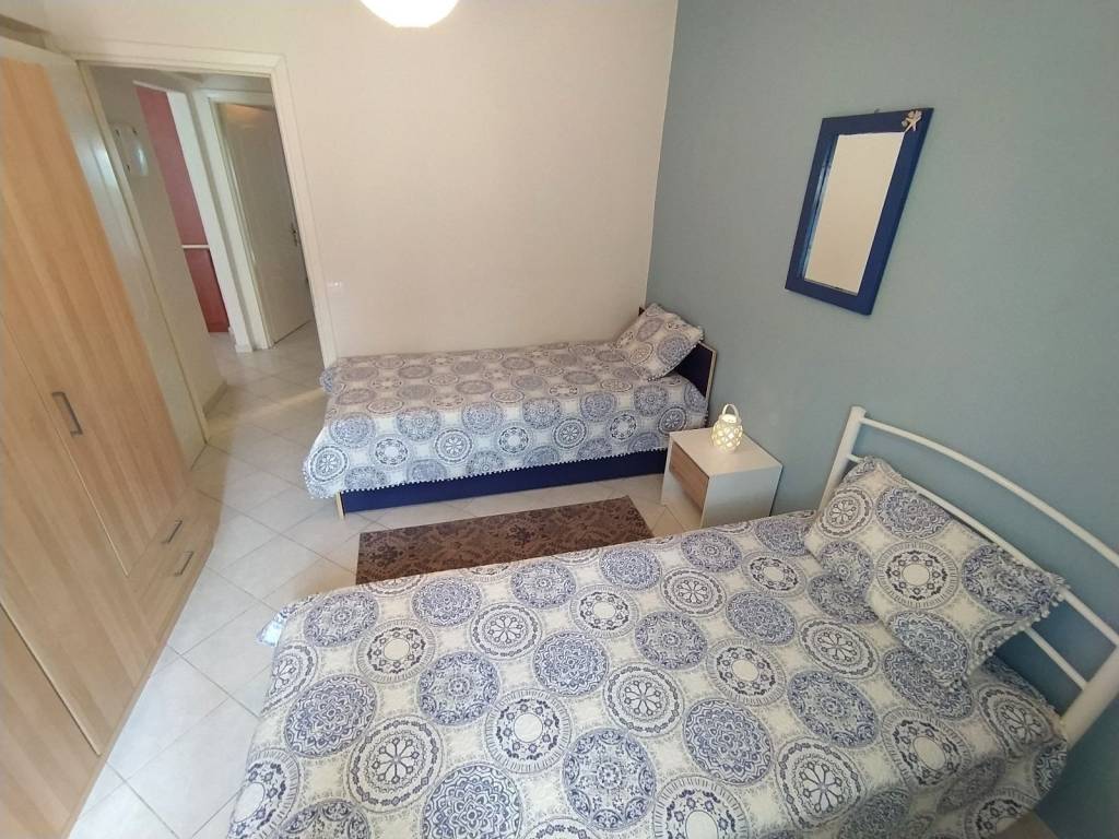 ANYPLACE MESITIKES YPERESIES