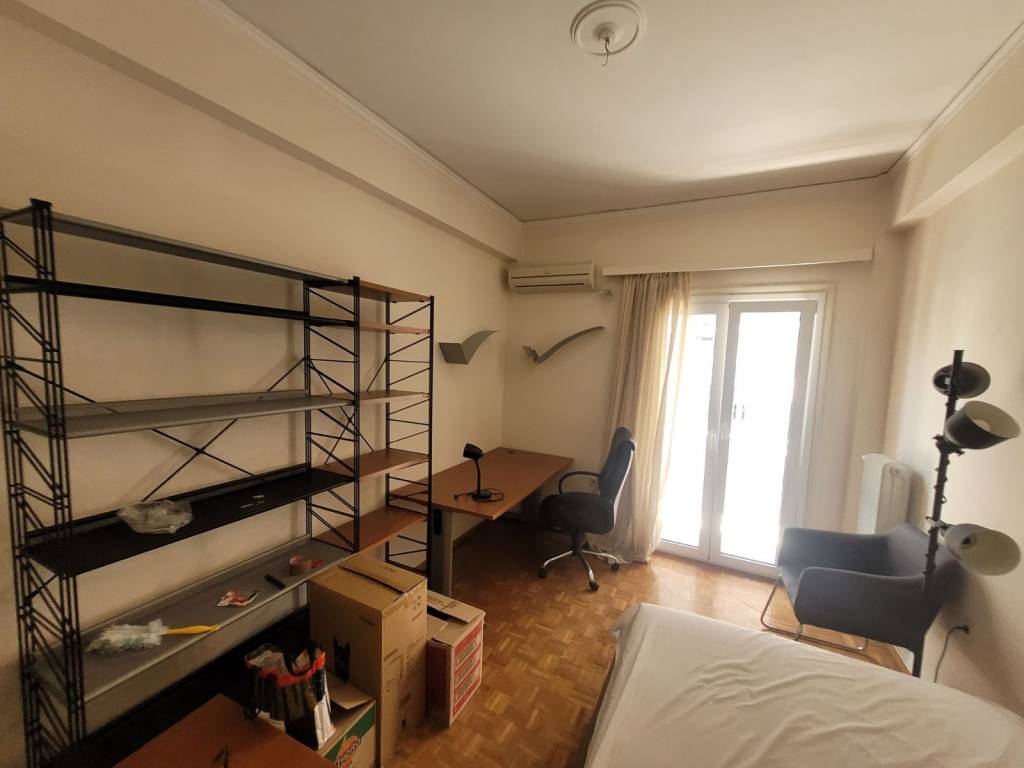 Με επιπλα, δινεται χωρις