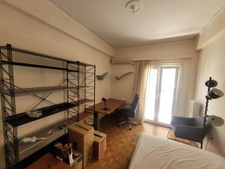 Με επιπλα, δινεται χωρις