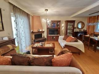 Luxurious built and equipped detached house