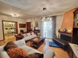 Luxurious built and equipped detached house