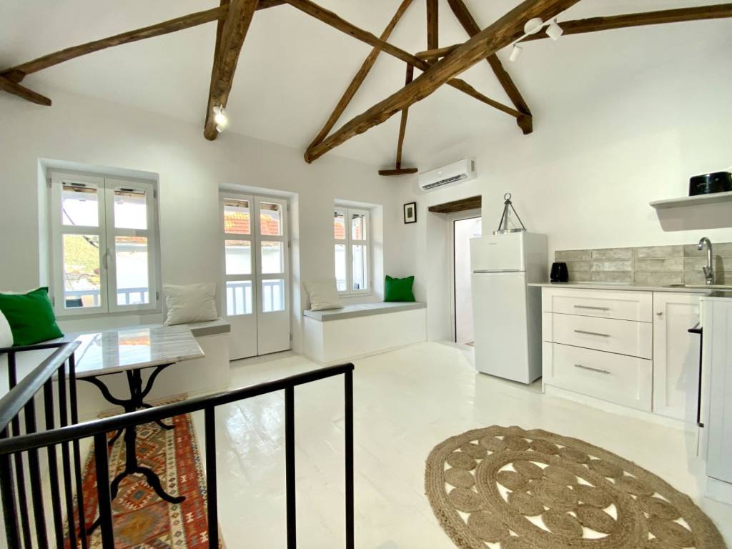 Κυρίως καθιστικό-Πλήρης εξοπλισμένη κουζίνα