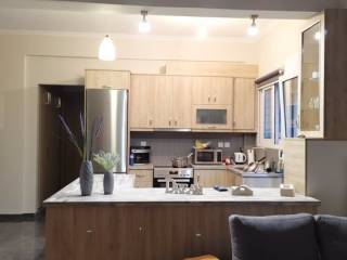 anakainismene koyzina anoichte me to saloni kai physiko phos