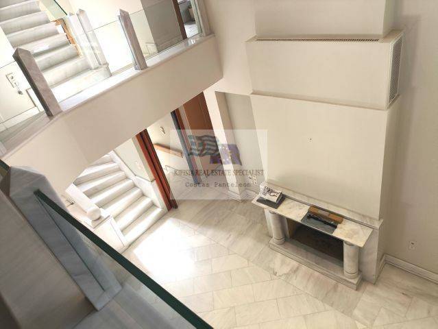 VIEW FROM THE 1st FLOOR TO THE LIVING ROOM