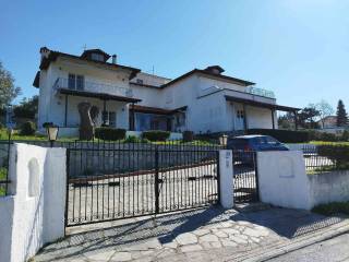 Aristere pleyra A katoikia
Dexia pleyra B katoikia