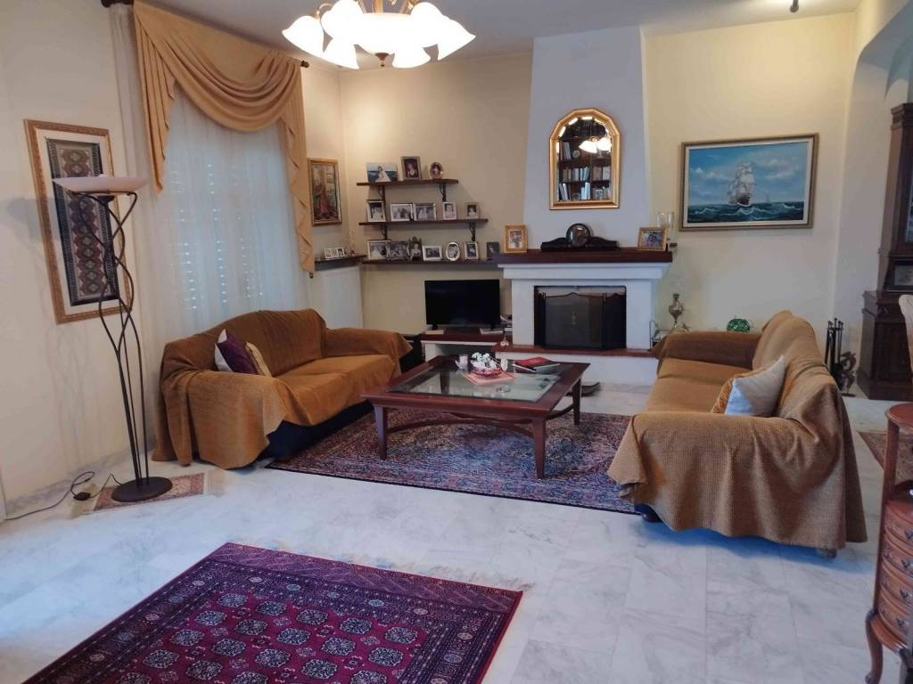 Salotrapezaria katoikias A