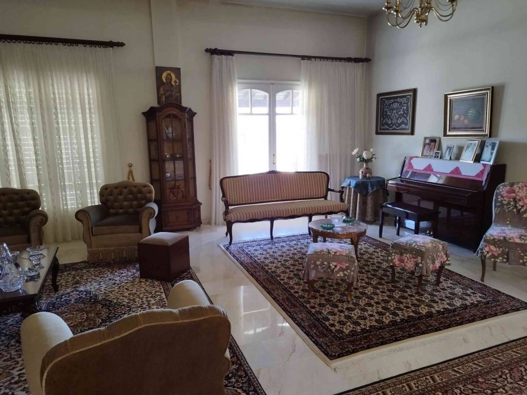 Salotrapezaria katoikias B