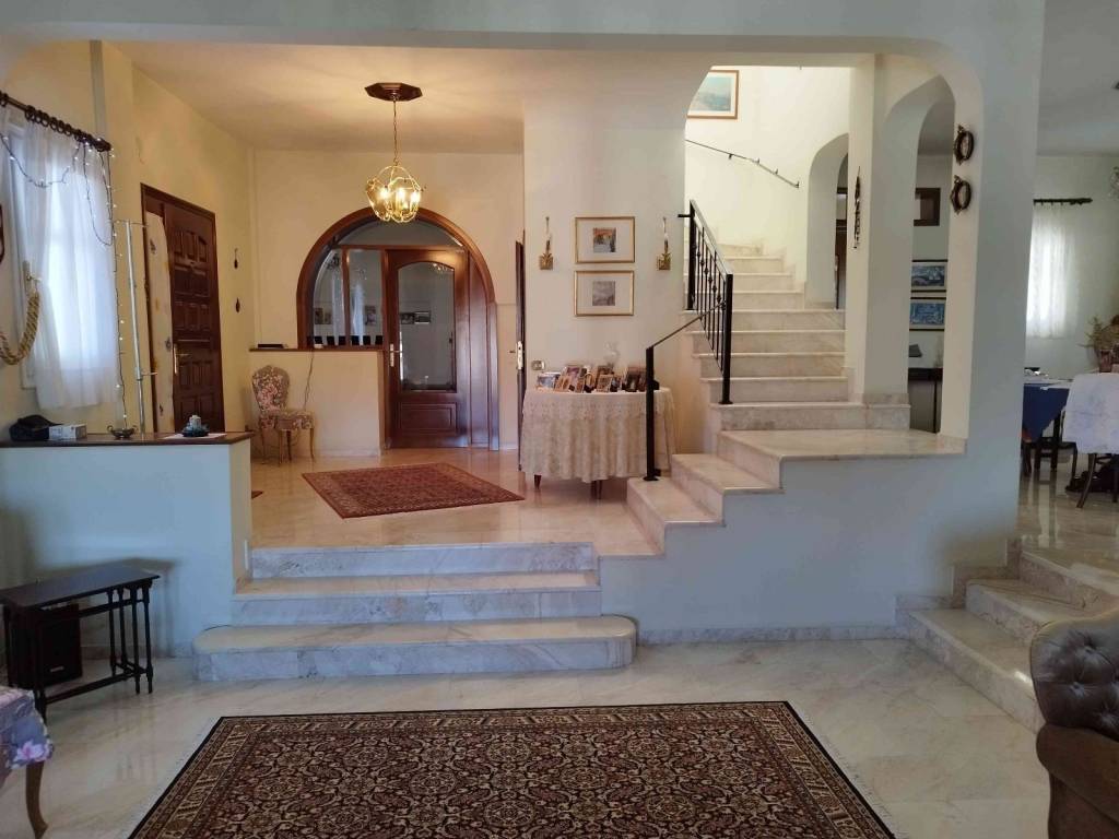 Salotrapezaria katoikias B