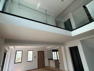 Σαλόνι &amp; μπαλκόνι ορόφου