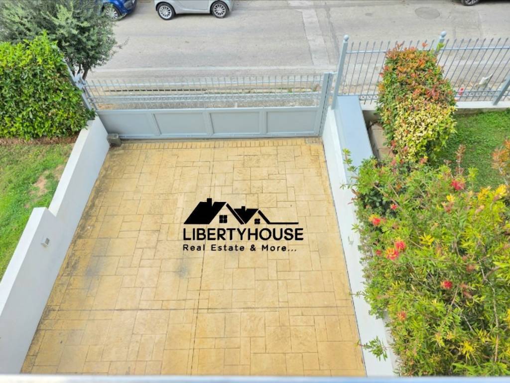 E Aristere these parkin anekei sto diamerisma