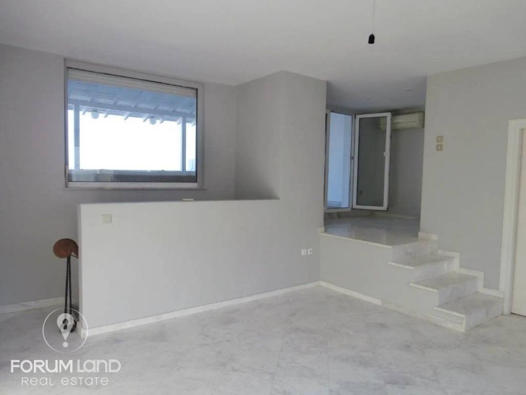 Forumland Real Estate, Είσοδος