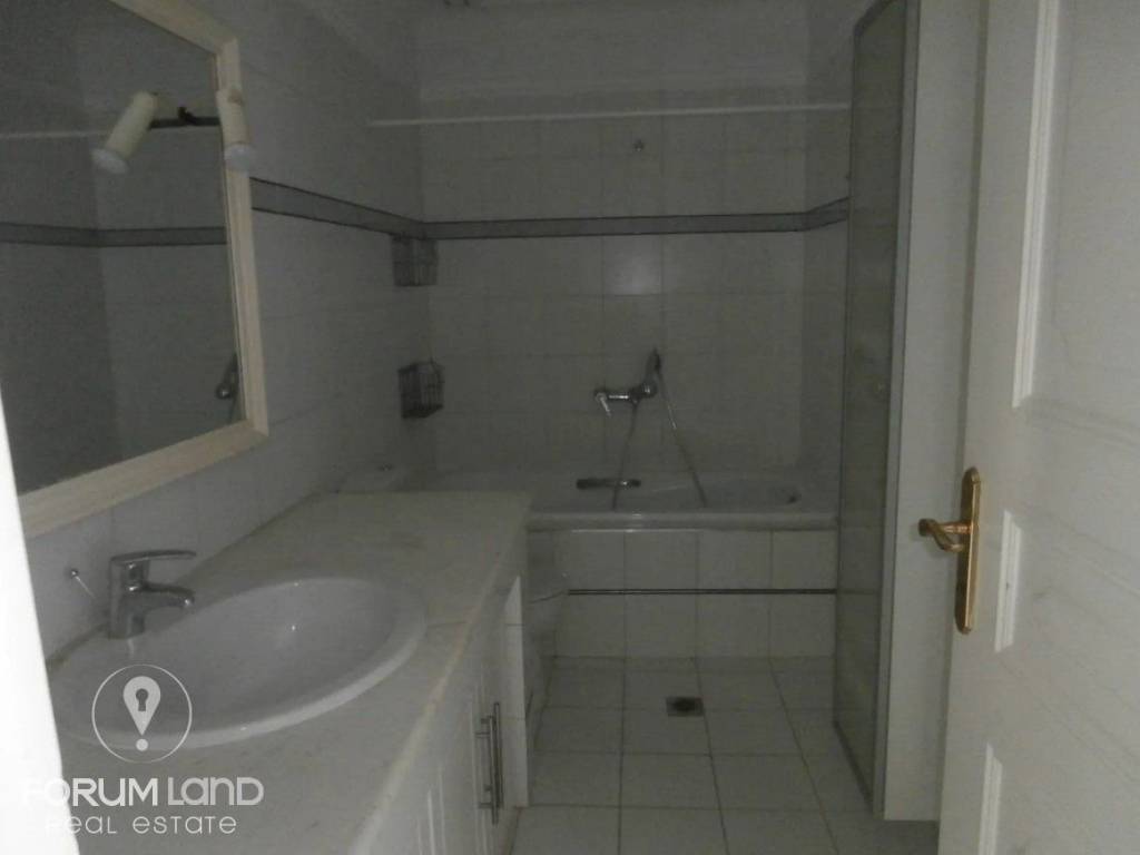 Forumland Real Estate, Μπάνιο