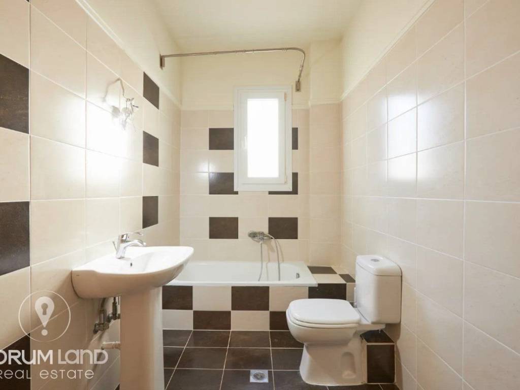 Forumland Real Estate, Μπάνιο