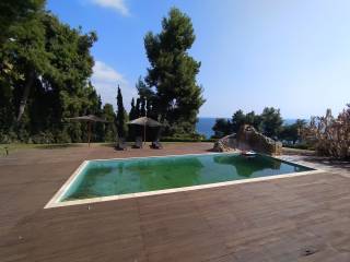 ANYPLACE MESITIKES YPERESIES